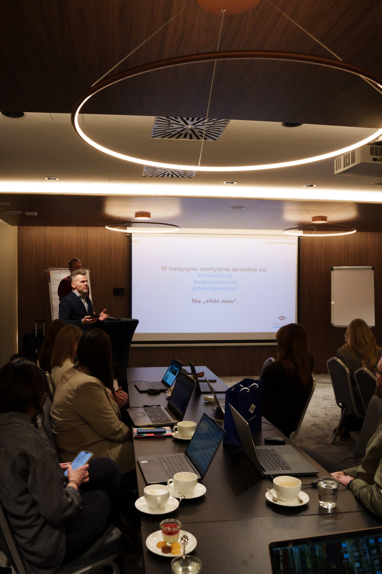 Warsztat strategiczny w sali konferencyjnej