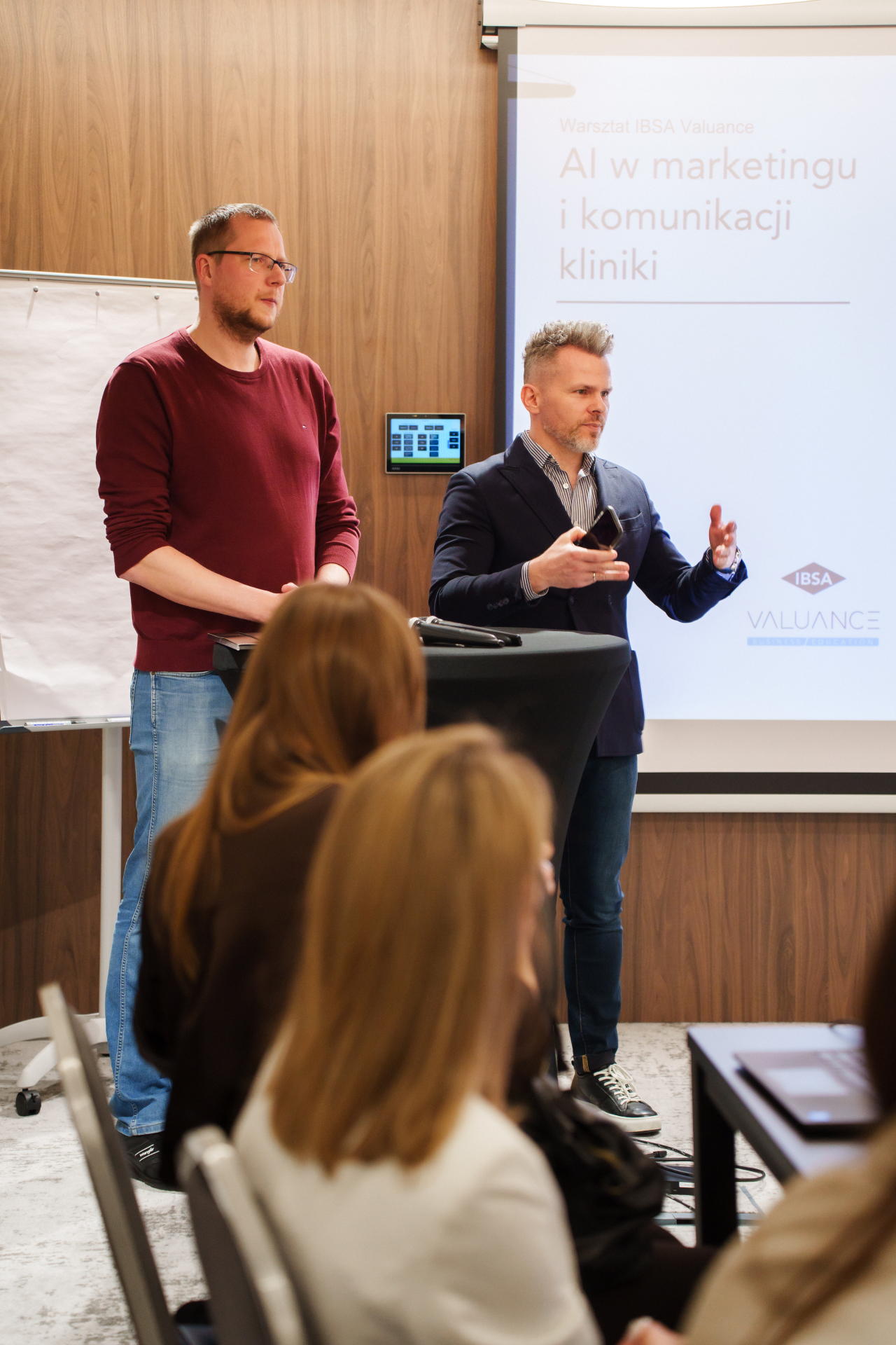 Michał Lubański prowadzący warsztat AI