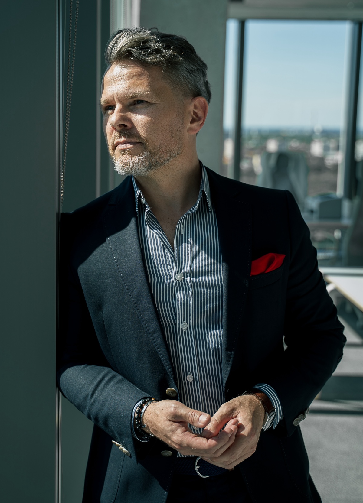 Michał Lubański w biurze przy oknie